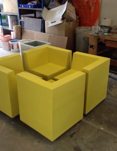 gele stoelen van piepschuim