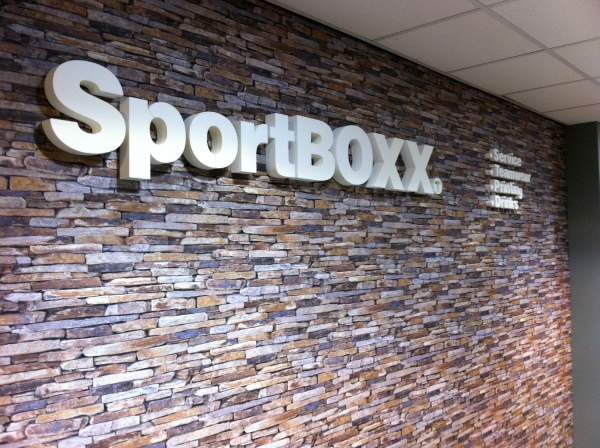 3D logo op muur