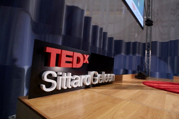 Tedx 3d logo staand voor muur